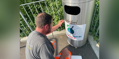 Auch dieses Jahr wurden circa 100 Abfallbehälter der Gemeinde mit gestalteten Hinweisen der 2. Sekundarstufe 2021/2022 eingekleidet.