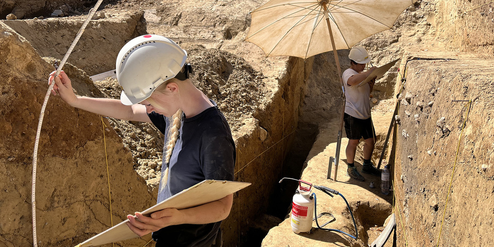 Archäologinnen beim dokumentieren des Grabens.