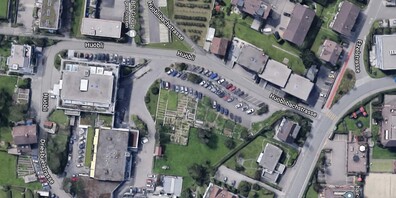Der Unfall geschah bei der Einfahrt zum Parkplatz an der Hüöblibachstrassse in Pfäffikon.