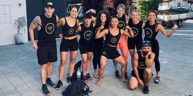 Die Fitnessgruppe bewegt sich an der frischen Luft.