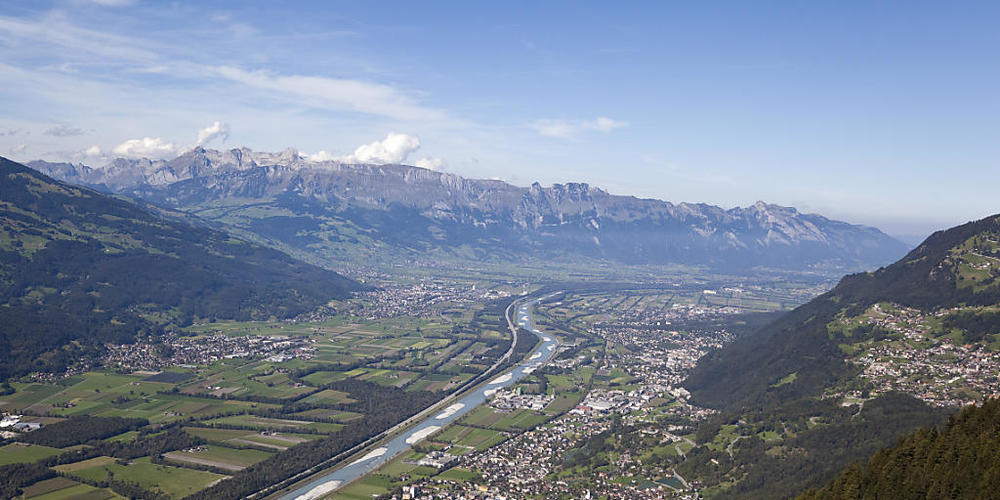 Blick auf den Alpenrhein bei Liechtenstein (rechts vom Fluss). Die Regierung sieht den Nutzen von allfälligen Wasserkraftwerken im Winter als gering.  Archivbild