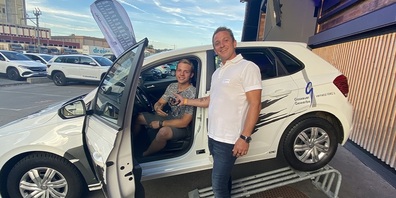 GVG-Präsident Remo Schönenberger übergab Bildungspreis-Gewinner Raphael Kuster den Autoschlüssel.