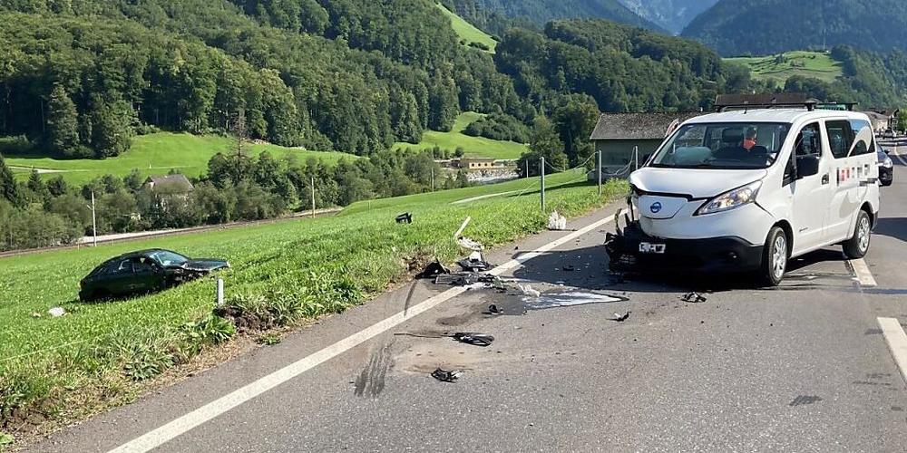 Nach der Frontalkollision auf der Hauptstrasse in Mitlödi landete das Auto des Unfallverursachers auf der Wiese.