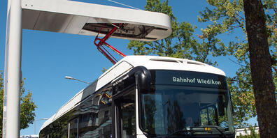 Ein Hybrid-Bus der Linie 67 erhält an der Endhaltestelle Dunkelhölzli währen ein paar Minuten eine Zwischenladung.