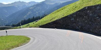 Die Autofahrerin fuhr in einer Linkskurve in die Stützmauer. Ihr Fahrzeug hob sich ab und rutschte sechzig Meter den Abhang hinunter.