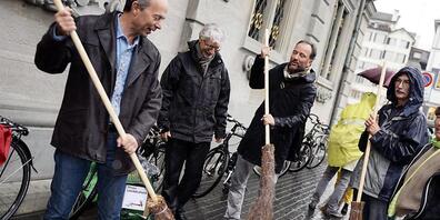 2013 übergaben die Grünen dem damaligen Stadtrat Richard Wolff (AL) die Petition. (Archivbild )