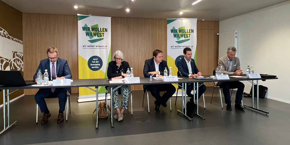 (v.l.) Pius Bürge (Mitte), Caroline Bartholet (FDP), Patrick Dürr (Mitte), Michael Götte (IHK) und Bruno Dudli (SVP-Delegationsleiter vorberatende Kommission) werben für Wil West.