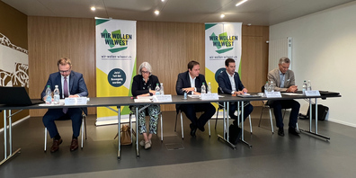 (v.l.) Pius Bürge (Mitte), Caroline Bartholet (FDP), Patrick Dürr (Mitte), Michael Götte (IHK) und Bruno Dudli (SVP-Delegationsleiter vorberatende Kommission) werben für Wil West.