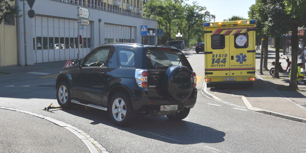 Im Kreisverkehr stiessen ein 13-jähriger E-Trottinettfahrer, der ohne Berechtigung unterwegs war, und ein Auto zusammen.