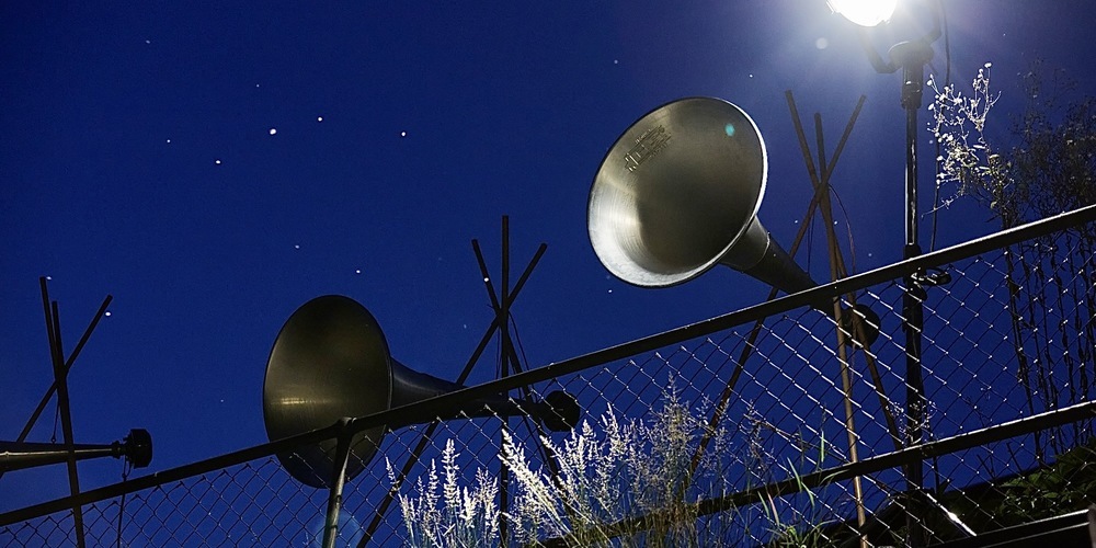 Die grossen trichterförmigen Lautsprecher des Chuchchepati-Orchestras