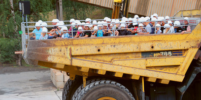 Lastwagenweise wurden im Holcim Zementwerk Untervaz die Besuchenden  in die Steinbruchgebiete hochgefahren. 