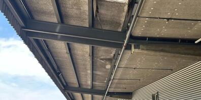 Durch dieses eingebrochene Vordach stürzte ein Arbeiter in Gossau SG mehrere Meter auf einen Betonboden ab und wurde schwer verletzt.