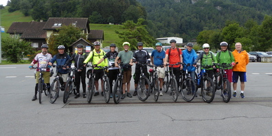 Die Männerriege des TV Rebstein auf der Rückfahrt von Mels nach Rebstein unter der sachkundigen Leitung von Gista Sieber (3. v.l).