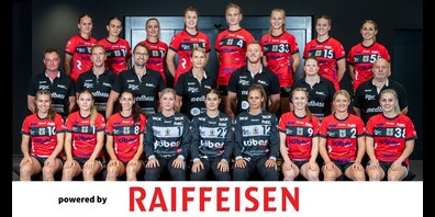 Hintere Reihe, von links: Ilaria Suter, Selma Kikanovic, Pashke Marku, Petra Skoricova, Marlena Kampelmühler-Rink, Antonia Rakaric, Annika Blanke, Jennifer Heinstadt. Mittlere Reihe, von links: Johannes Schwab (Teamarzt), Niklas Späth (Physio), Holger Hug (TW-Trainer), Kristina Ertl-Hug (Cheftrainerin), Niek op de Kamp (Athletiktrainer), Astrid Plüss (Teammanagerin), Urs Mühlethaler (Sportlicher Leiter). Vordere Reihe, von links: Stefanie Schalko, Lea Rothacker, Kira Klein, Frederikke Siggaard, Alenya Zehnder, Nathalie Wörner, Selina Weidmann, Anna Mayer, Pavlina Novotna.