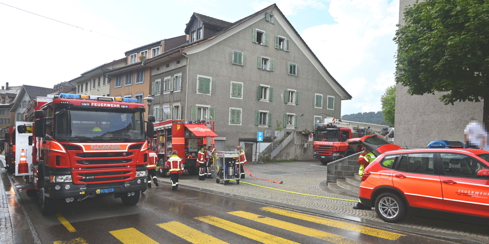 Während des Feuerwehreinsatzes war die Durchfahrt durch das Uzner Städtchen gesperrt.