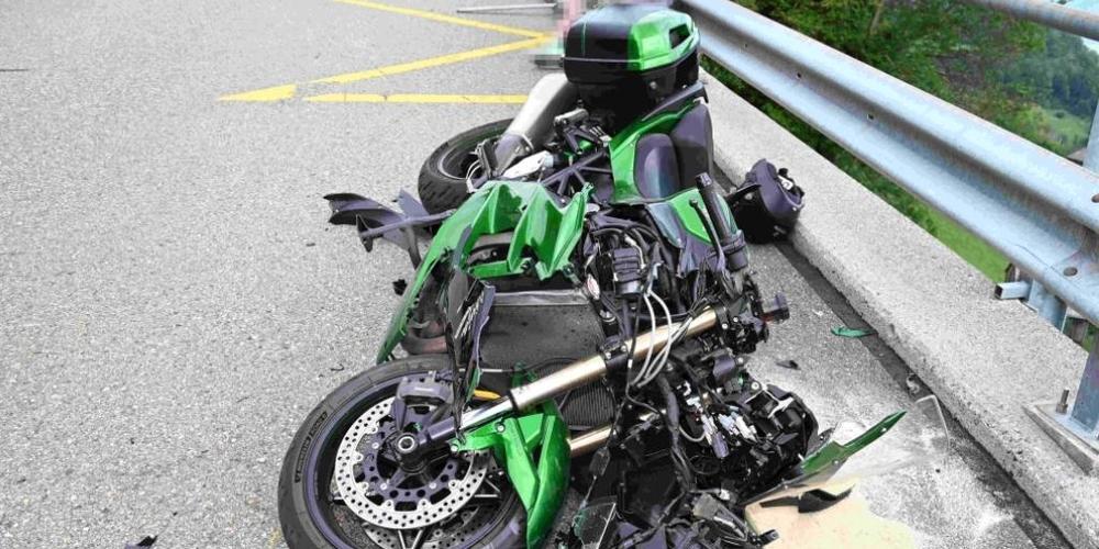 In Amden ist ein Motorradfahrer nach der Kollision mit einem Auto verletzt worden.