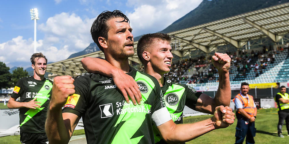 Captain Lukas Görtler jubelt mit seinen St.Galler Teamkollegen im Tessin