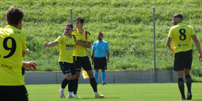 Vorbereiter Hujdur (links) und Torschütze Neil Eugster freuen sich über die Altstätter Führung.