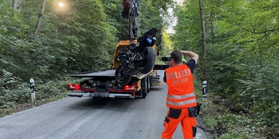 Bei dem Unfall wurde der Fahrer mittelschwer, der Beifahrer leicht verletzt.