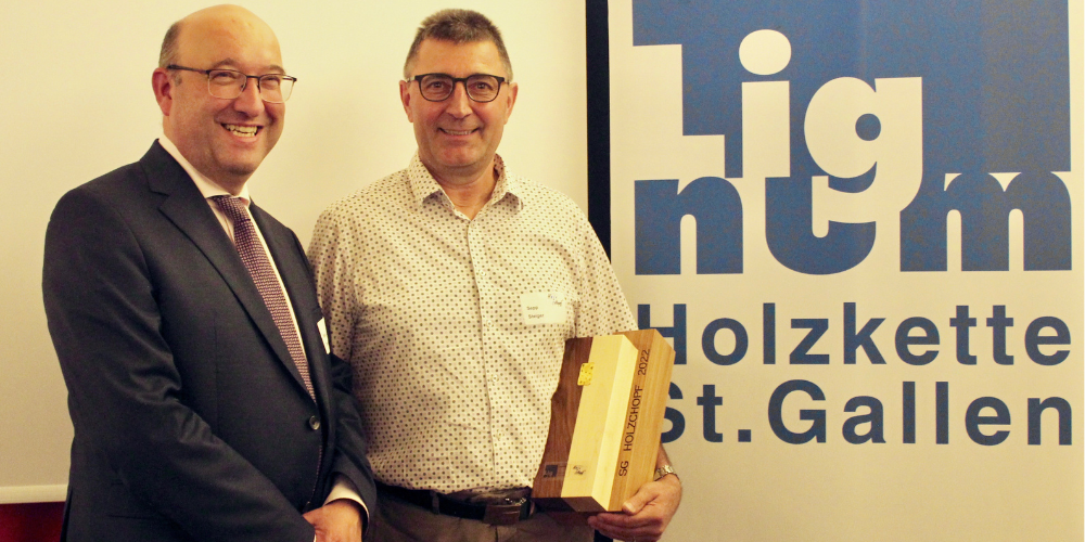 «Holzchopf St.Gallen» ist eine Anerkennung für einen besonders engagierten Einsatz für das regionale Holz. Der Preis geht dieses Jahr an Sepp Steiger aus Kriessern. Zu den ersten Gratulanten gehört Regierungsrat Beat Tinner.