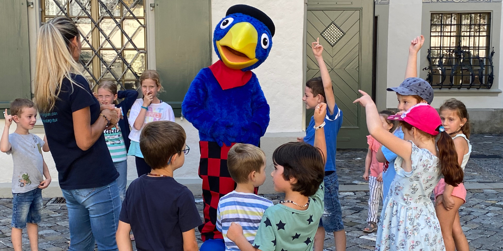 Die Kinder feierten mit Globi seinen 90. Geburtstag im Garten der Prestegg. 