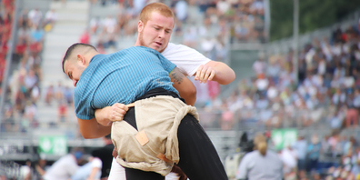 Winzeler Simon (weiss) stand am Eidgenössischen Schwing- und Älplerfest in Pratteln im Einsatz.