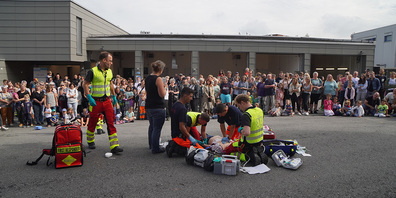 Die Demonstration «Reanimation bei einem Herzinfarkt» zeigte auf, wie die verschiedenen Organisationen zusammenarbeiten.  