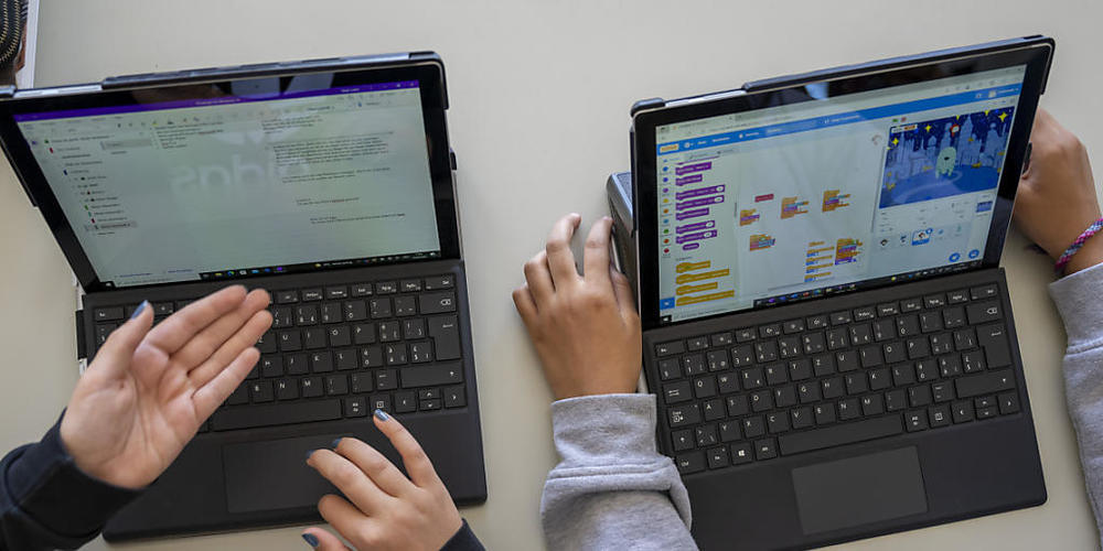 Mit der Weiterbildungsplattform "aprendo" für Lehrerinnen und Lehrer aller Stufen will der Kanton St. Gallen die Digitalisierung in der Schule forcieren. (Symbolbild)