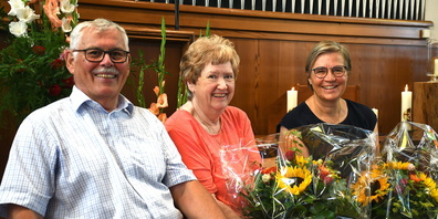 Ehrung und Dank entgegengenommen: Enzo Fuschini, Elsbeth Roth (Mitte) und Susanne Zehnder nahmen nach langjähriger Tätigkeit in der Kirchenvorsteherschaft Unteres Toggenburg auf der Ruhebank Platz. 