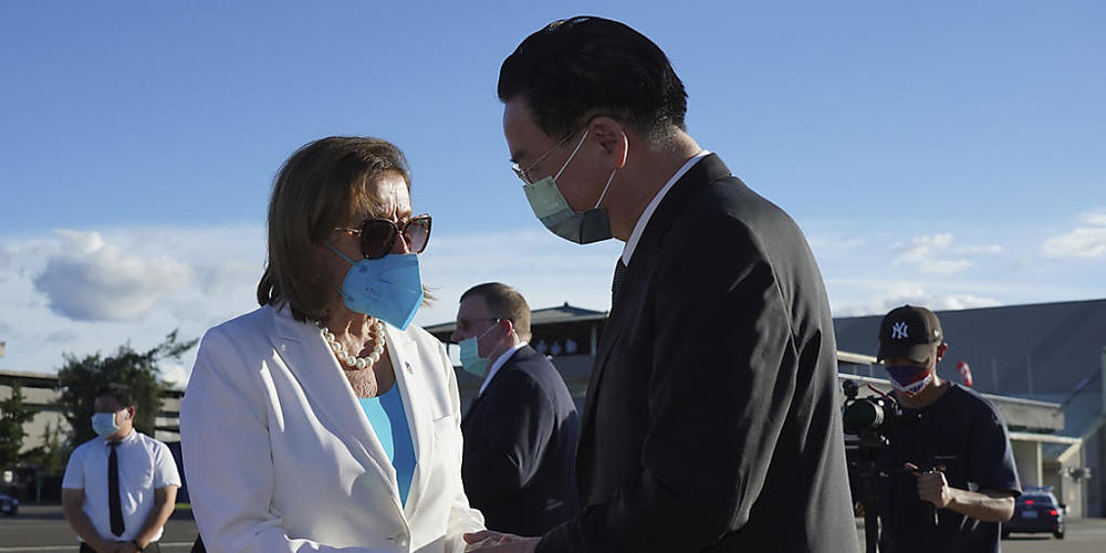 HANDOUT - Auf diesem vom taiwanesischen Außenministerium veröffentlichten Foto spricht Nancy Pelosi (l), Sprecherin des US-Repräsentantenhauses, mit Joseph Wu, Außenminister von Taiwan, während vor ihrer Abreise. Nach ihrem Besuch in Taiwan ist Pe...