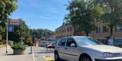 Auf einem Zebrastreifen in Langnau am Albis wurde ein 6-jähriges Kind von einem Auto angefahren und verletzt.
