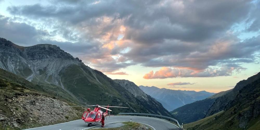 Der Rettungshelikopter landete auf dem Umbrailpass unterhalb der Unfallstelle und flog den verletzten Töfffahrer ins Kantonsspital nach Chur.