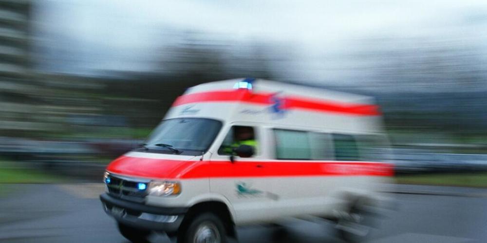 Eine Ambulanz fuhr die verletzte Dreijährige ins Kantonsspital in Chur. (Symbolbild)