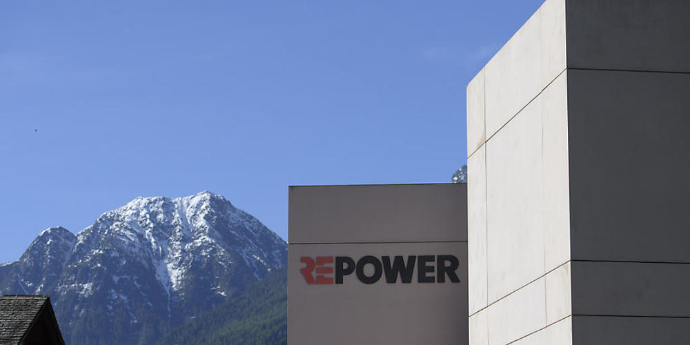 Blick auf den Hauptsitz von Repower in Poschiavo GR. Das Bündner Energieunternehmen hat im ersten Halbjahr 2022 seine Gesamtleistung zwar stark gesteigert, aber weniger Gewinn gemacht. (Archivbild)