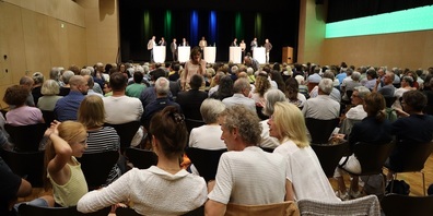 Die Podiumsteilnehmer mit den Stadträten Ernst Zülle, Markus Brüllmann, Thomas Beringer, Stadtpräsident Thomas Niederberger, Moderator Patrick Eich und den neu Kandidierenden, Timon Altwegg, Christine Forster, Daniel Moos und  Fabrizio Ribezzi. Im Dreispitzsaal sind rund 250 Gäste anwesend.