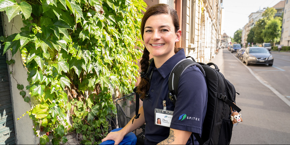 Marisa Wiemann ist Fallverantwortliche Psychiatrie und hier mit dem Velo im Einsatz.