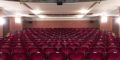 Statt einem Komplettumbau gibt es nur "sanfte Eingriffe": Das Schauspielhaus wird deshalb nicht aus dem Inventar der schutzwürdigen Objekte entlassen. Der Stadtrat hat seinen eigenen Beschluss wieder aufgehoben. (Archivbild)