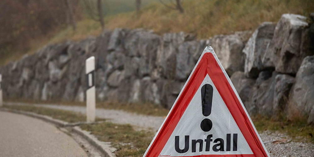 In dieser Kurve in Wittenbach SG fuhr der 20-jährige Lenker seinen Lieferwagen zu Schrott.