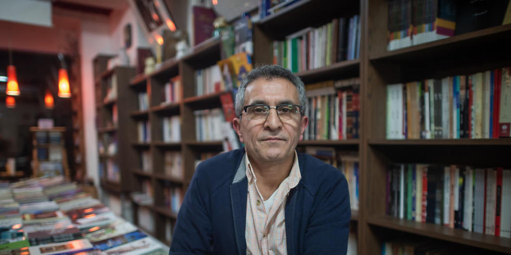 ARCHIV - Abbas Maroufi, iranischer Autor, steht in seinem Berliner Buchladen. Im Alter von 65 Jahren ist der Exil-Schriftsteller gestorben. Foto: Arne Bänsch/dpa