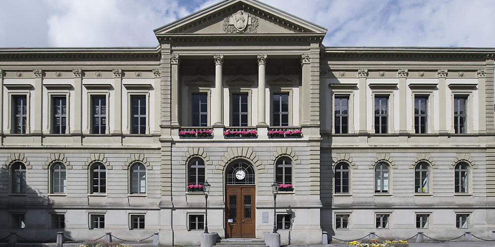 Blick auf das Rathaus Glarus. Das Glarner Wahlgesetz soll entrümpelt und die Wahl in den Landrat, das Parlament, vereinfacht werden. (Archivbild)