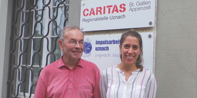 Bernhard Krapf (l.) übergibt die Leitung der Uzner Caritas-Regionalstelle an Malvina Nesca.