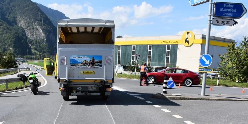 Der Motorradfahrer wollte hier links abbiegen und stiess mit dem Lieferwagen zusammen. Er verletzte sich mittelschwer.