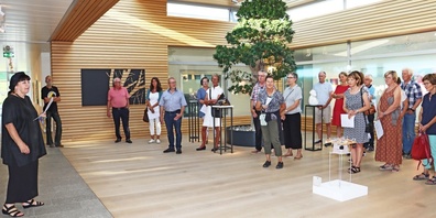 Kuratorin und Künstlerin Hedi K. Ernst (l.) führte die Kunstverein-Mitglieder durch diese letzte Ausstellung im EWJR.