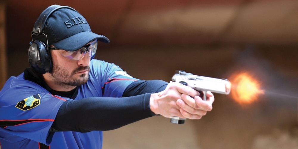 Ein Pistolenschütze in Aktion