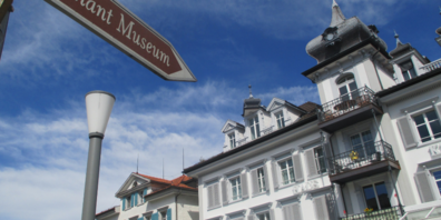 Neu zeigt ein Wegweiser auf das ehemalige Nobelhotel «Krone» am Kirchplatz von Heiden, wo mit wechselnden Ausstellungen an Rotkreuzgründer Henry Dunant erinnert wird.