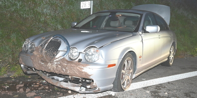 Der 22-jährige Lenker dieses Autos war auf der Überholspur von Rüti nach Schmerikon unterwegs, als er kurz einnickte.