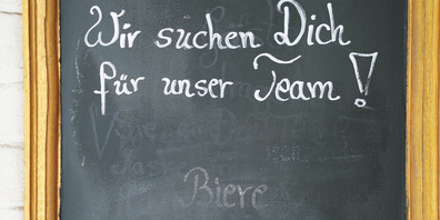 Vor allem im verarbeitenden Gewerbe fällt es schwer, offene Stellen zu besetzen. Aber auch im Gastgewerbe oder im Informatik- und Kommunikationsbereich braucht es viel neues Personal.