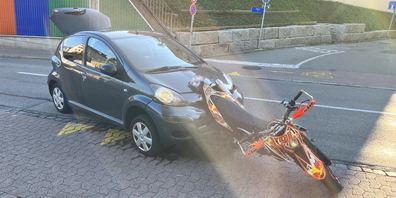 Als der Motorradfahrer verkehrsbedingt anhalten musste, um links abzubiegen, fuhr das Auto hinter ihm in sein Heck.