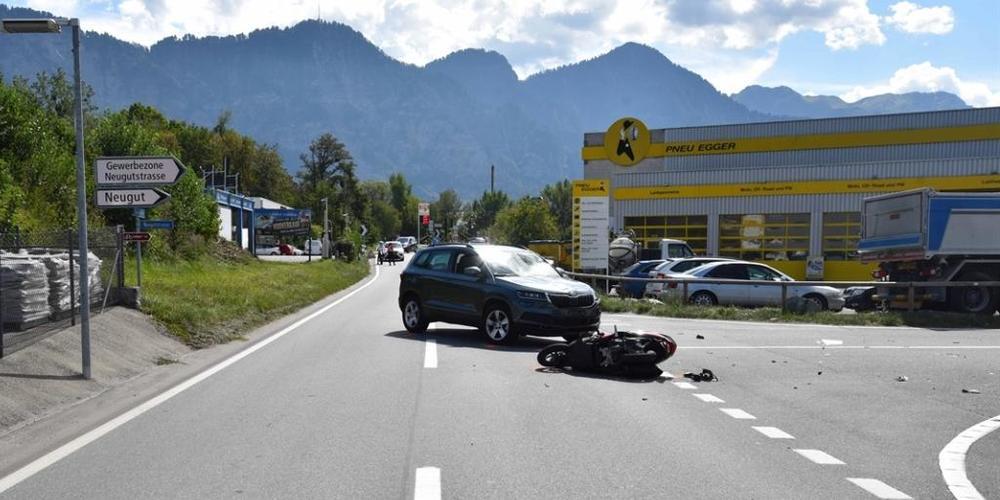 Ein 22-jähriger Australier wollte in Malans GR links abbiegen und stiess dabei mit einem entgegenkommenden Motorradfahrer zusammen.