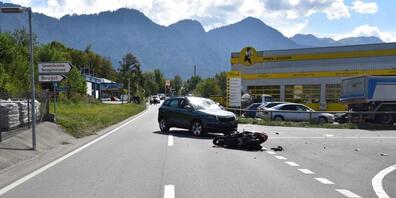 Ein 22-jähriger Australier wollte in Malans GR links abbiegen und stiess dabei mit einem entgegenkommenden Motorradfahrer zusammen.